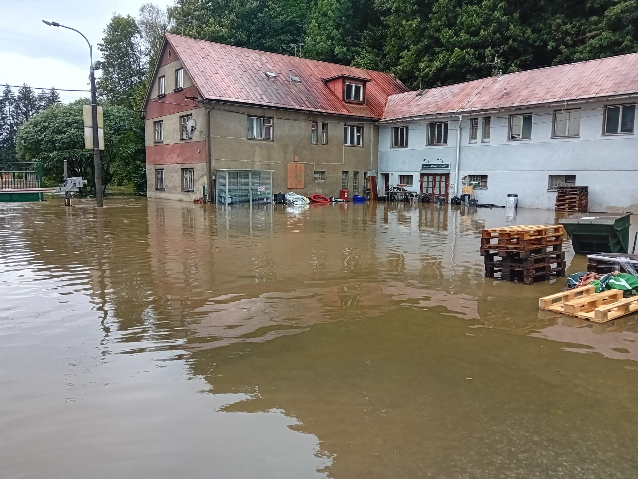 Ničivá povodeň zasáhla Kofolu. Rodinná nápojářská firma byla připravena na všech svých lokacích, divoká voda uštědřila šrámy zvláště Krnovu